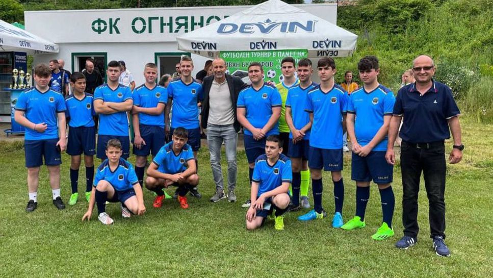 Мартин Петров зарадва децата в село Огняново