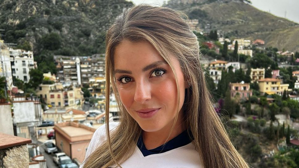 Пищна футболистка облече екип на Англия в Сицилия