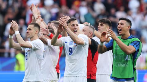 Играчи и фенове отпразнуваха победата на Словакия