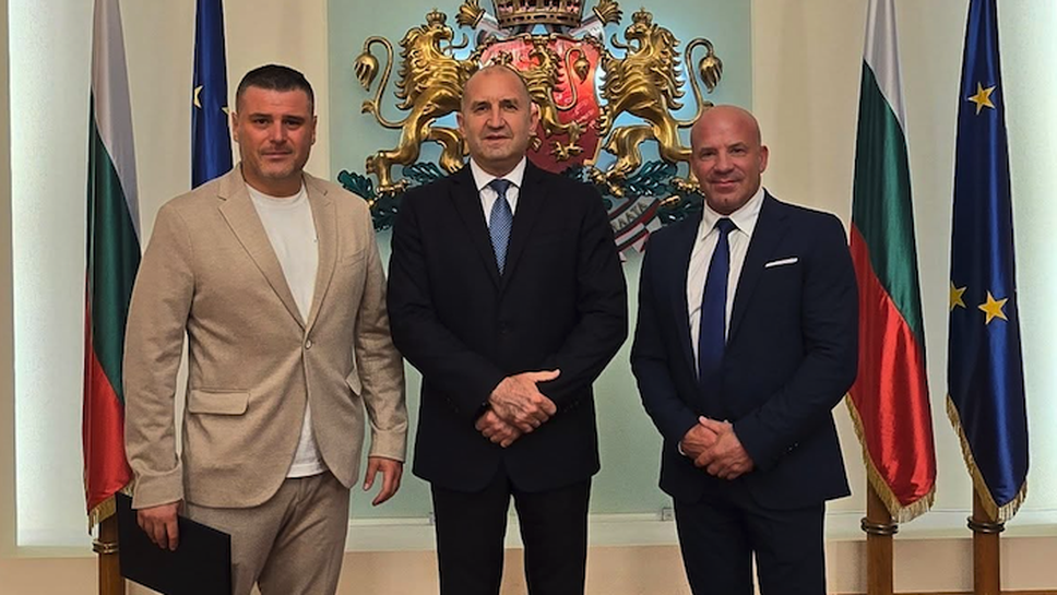 Президентът на ФАФА България Слав Петков с награда от президента Румен Радев