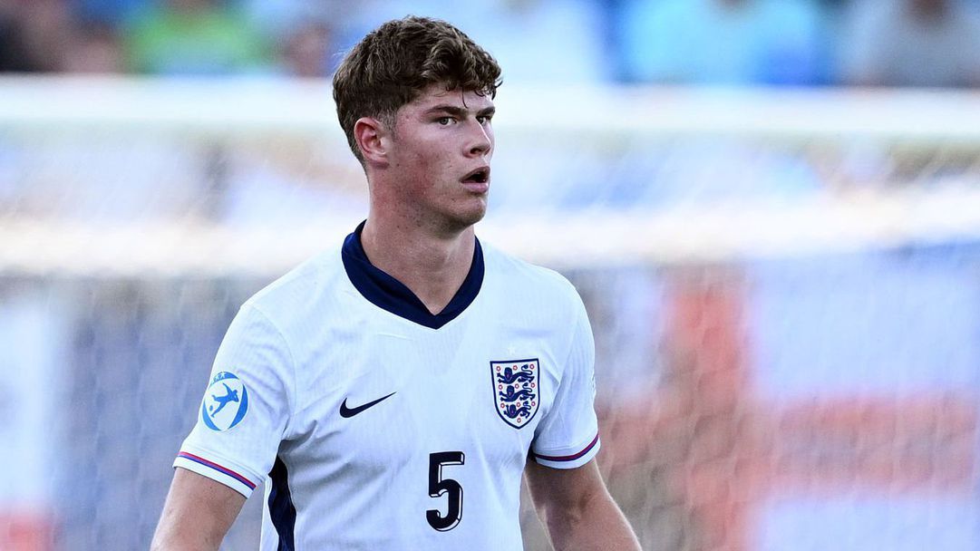 Комо преговаря за английски национал