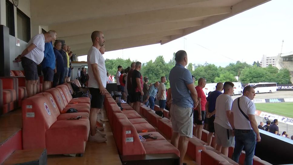 Химнът на България озвучи стадион “Локомотив” преди мача на “железничарите” с Ботев (Враца)