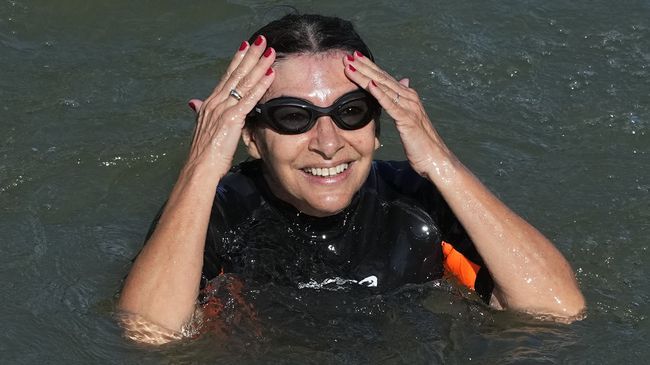 Кметът на Париж плува в река Сена, за да демонстрира, че водата е чиста преди Олимпийските игри