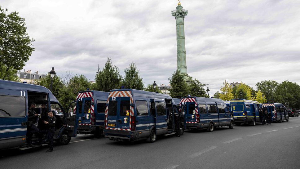 Близо 45 хиляди полицаи ще бъдат ангажирани за опазването на реда по време на церемонията по откриване на Париж 2024