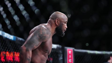 Йоел Ромеро срещу Бо Никъл в среща по свободна борба