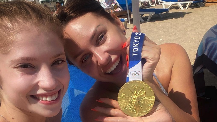 Грация не се разделя с олимпийското злато дори на плажа