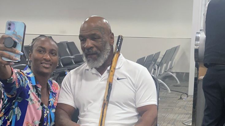 Боксовата легенда Майк Тайсън бе заснет на летището в Маями