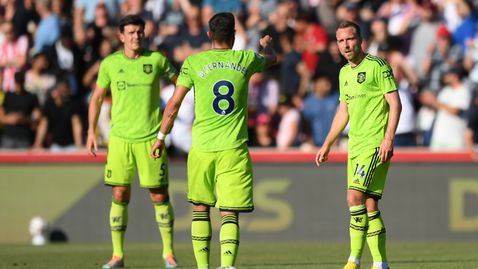  Ван Бастен: Безумно решение на Ман Юнайтед умъртви подготовката на Тен Хаг 