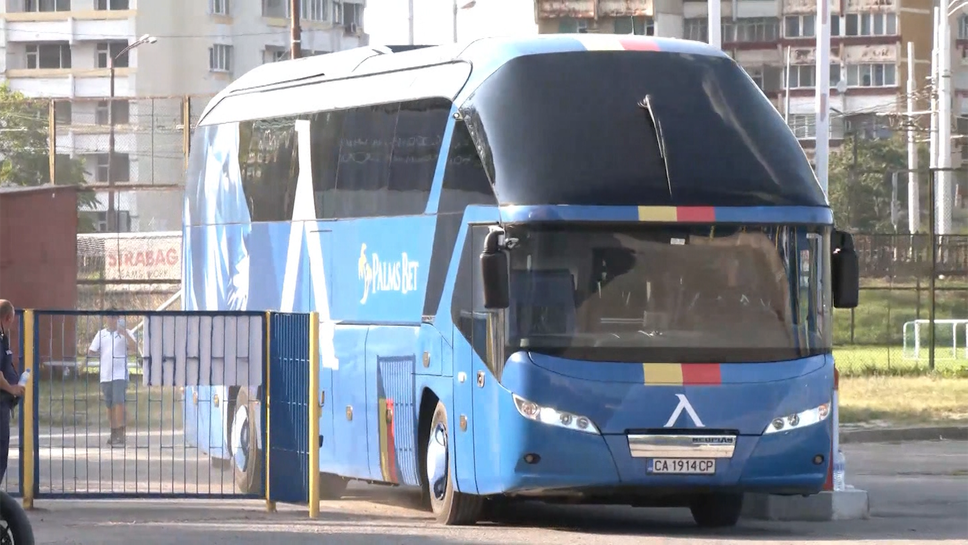 Автобусите на Левски и Апоел пристигнаха на "Герена" почти едновременно
