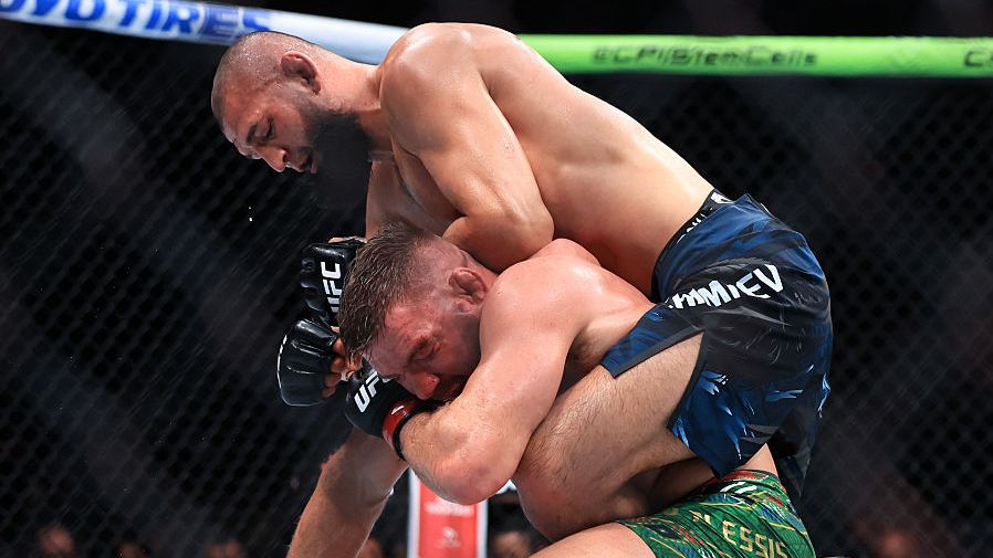 15-0! Хамзат е новият шампион на UFC в средна категория!