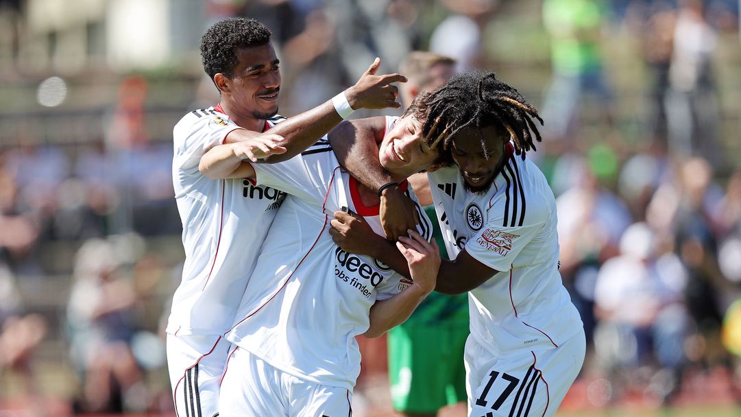 Айнтрахт потегли с разгром за Купата, новото скъпо попълнение дебютира с два гола