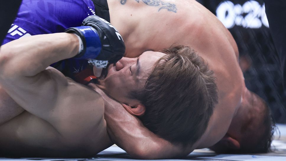 Тим Елиът отказа Кай Асакура с гилотина на UFC 319