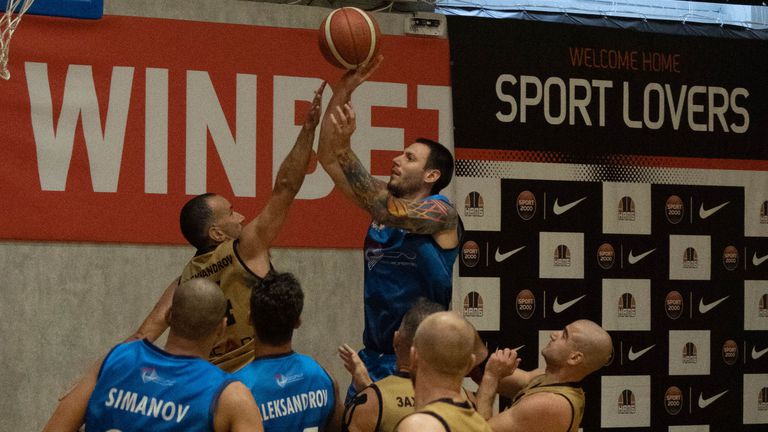 Отборите на Титан Пропъртис и Ероус в Първа дивизия както