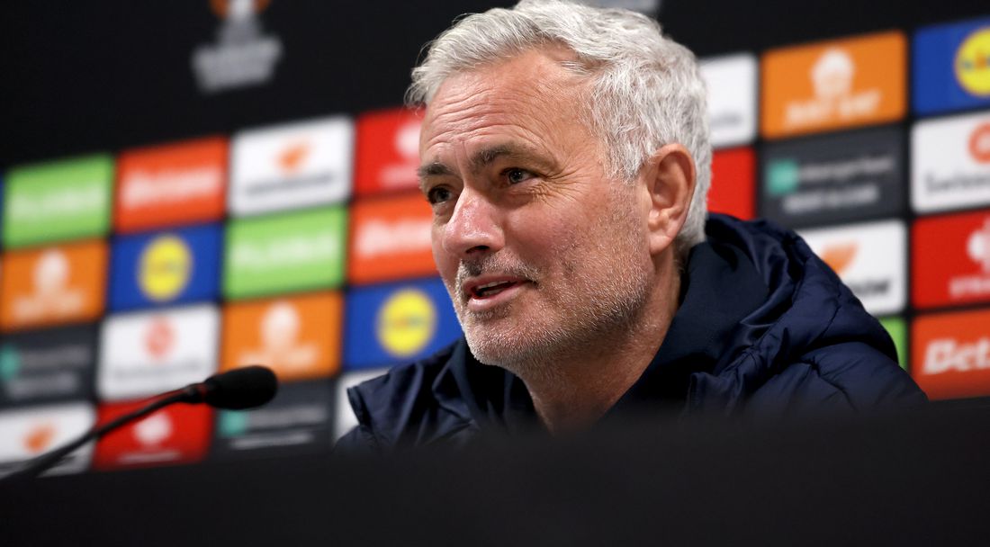 Бенфика уволни треньора и покани Моуриньо