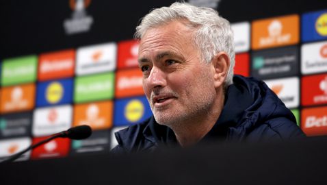 Бенфика уволни треньора и покани Моуриньо