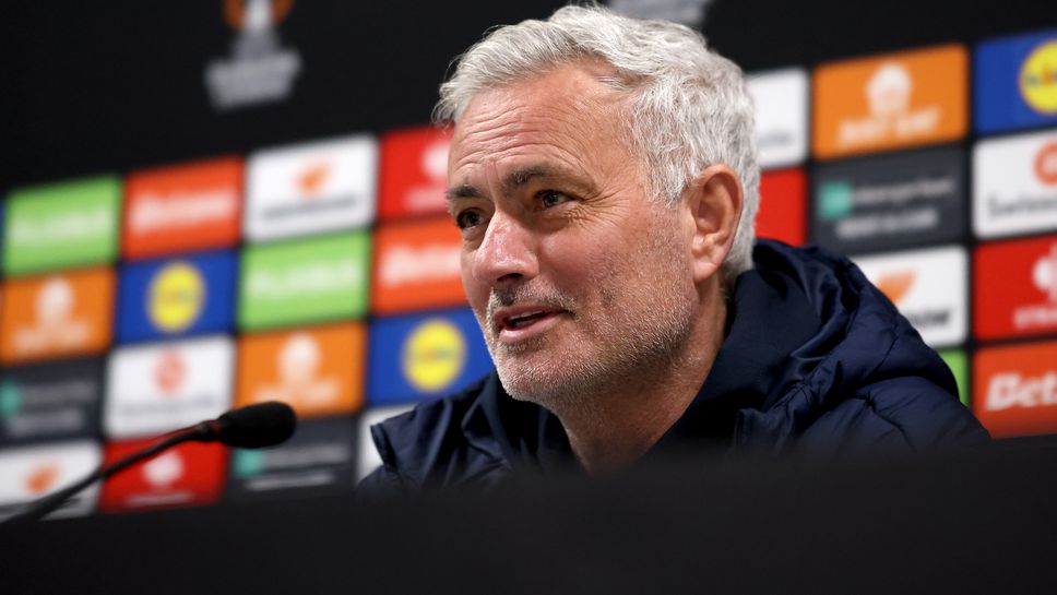 Бенфика уволни треньора и покани Моуриньо