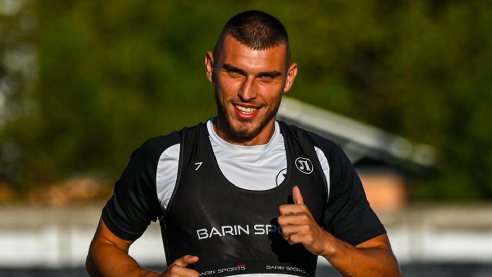 Централният защитник на Локомотив Пловдив Мартин Русков прави много силен дебютен