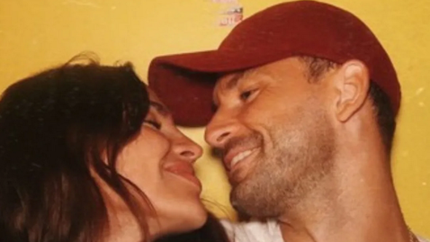 Гришо засипва Ейса с цветя