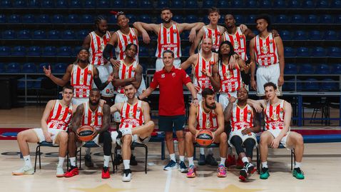 Милър-Макинтайър и компания с отборна снимка преди старта на сезона