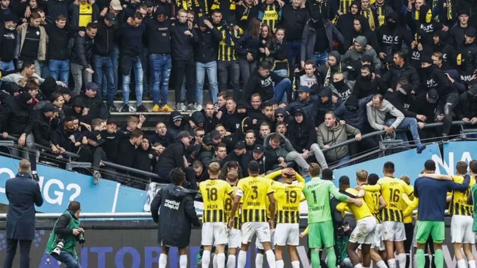 Срути се трибуна с фенове на стадион в Нидерландия