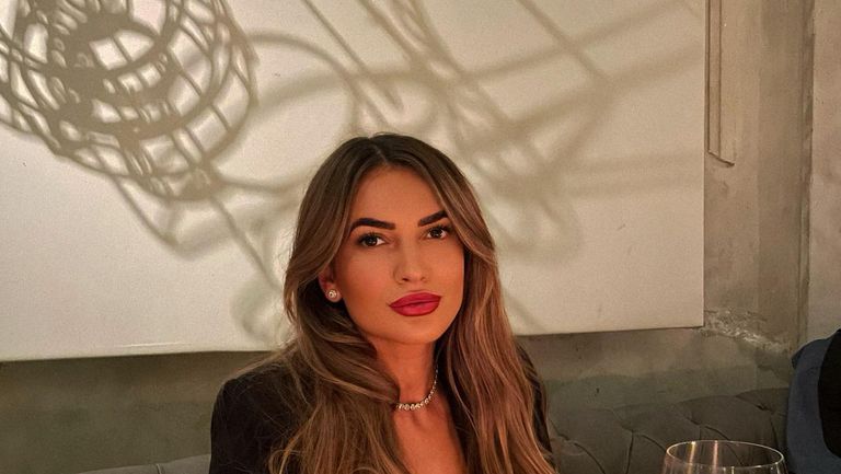 Албанската певица Дурата Ахметай която имаше любовна авантюра по време