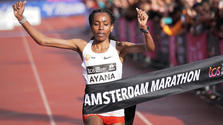 Етиопката Алмаз Аяна спечели маратона на Амстердам с време от
