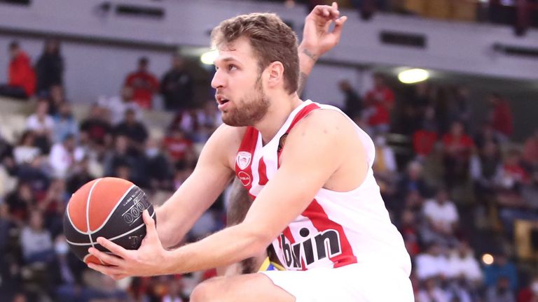 Олимпиакос победи с 98 61 25 19 28 10 20 20 25 12 Лаврио като