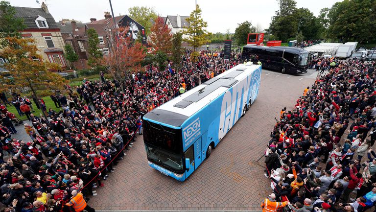 Клубният автобус на Манчестър Сити е бил атакуван от фенове
