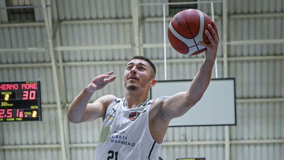 Отборът на Локомотив Пловдив излиза срещу Шумен в мач от