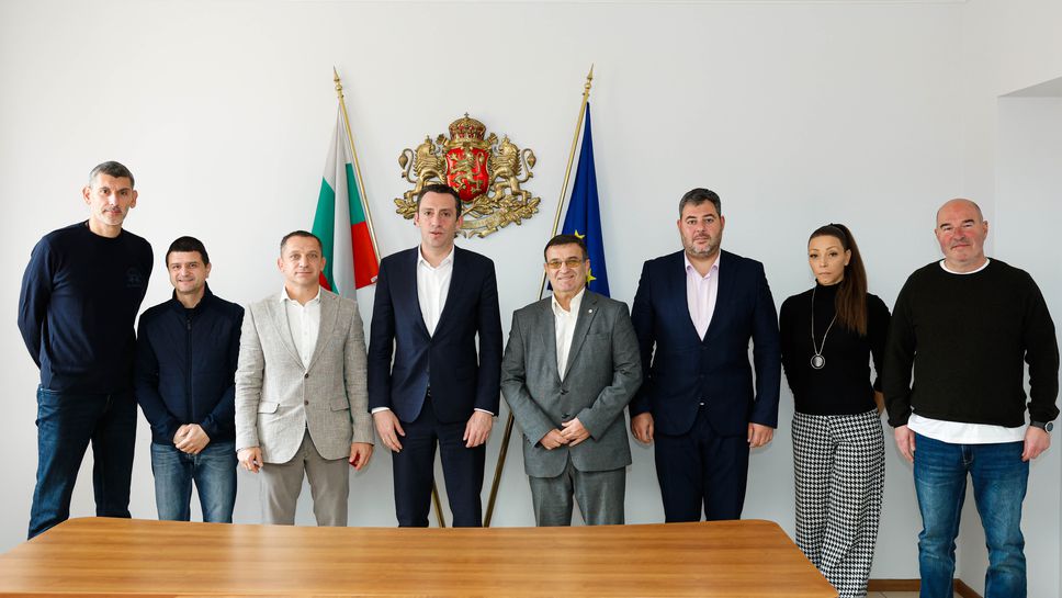 Министър Иван Пешев се срещна с представители на ОСК ЦСКА след успешния ремонт на "Къро"