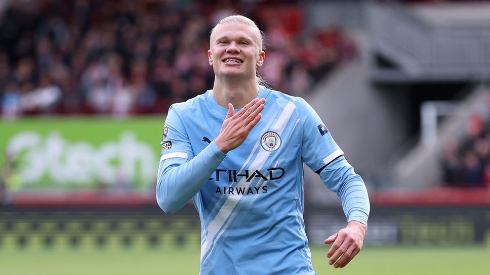 Нападателят на Манчестър СитиЕрлинг Холанд слага кленов сироп в кафето