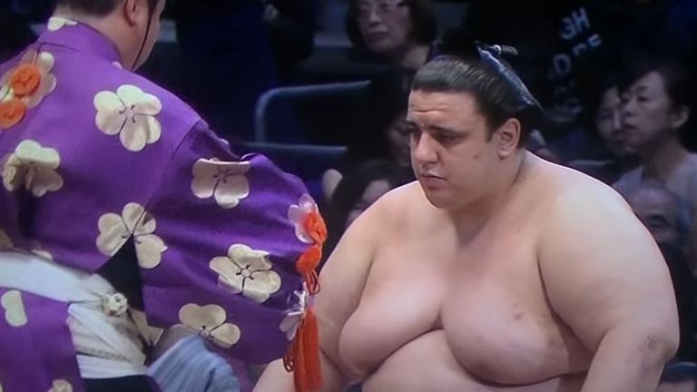 Аоияма постигна девета победа на турнира по сумо в Токио