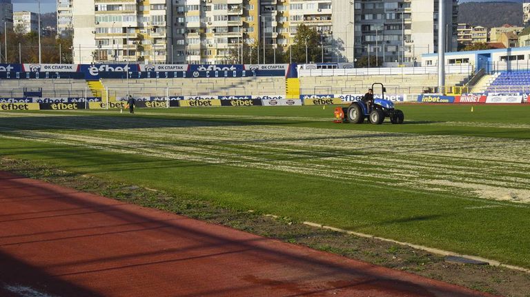 Ръководството на Спартак Варна предприе освежаващ ремонт на тревното покритие
