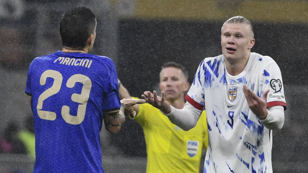 Холанд: Манчини ме опипваше по задника, което ме мотивира за головете ми