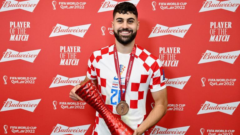Защитникът на ХърватияЙошко Гвардиол получи приза за Играч на мача