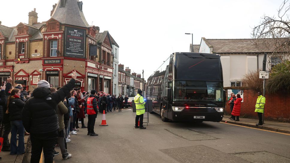 (АРХИВ) Фенове на Ливърпул атакуваха автобуса на Юнайтед, от мърсисайдци осъдиха действията