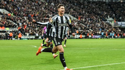 Нюкасъл продължава защитата на "Карабао Къп" след гол в 92-рата минута