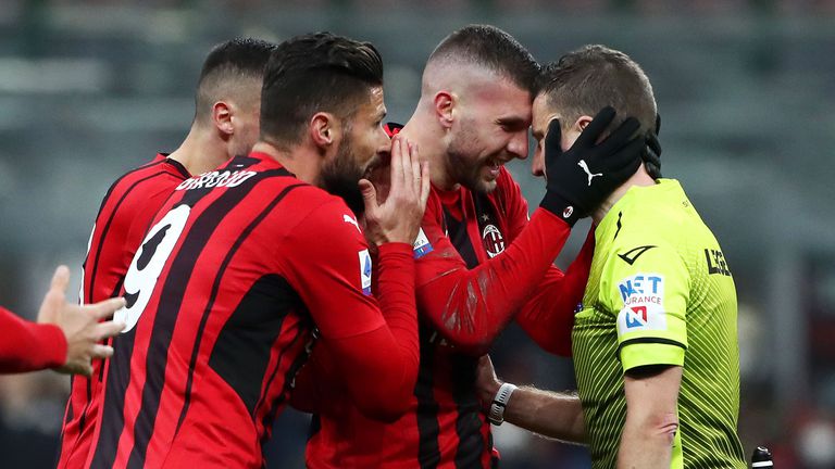  Реферът се извинил на играчите на Милан за огромния си гаф в края на мача със Специя 