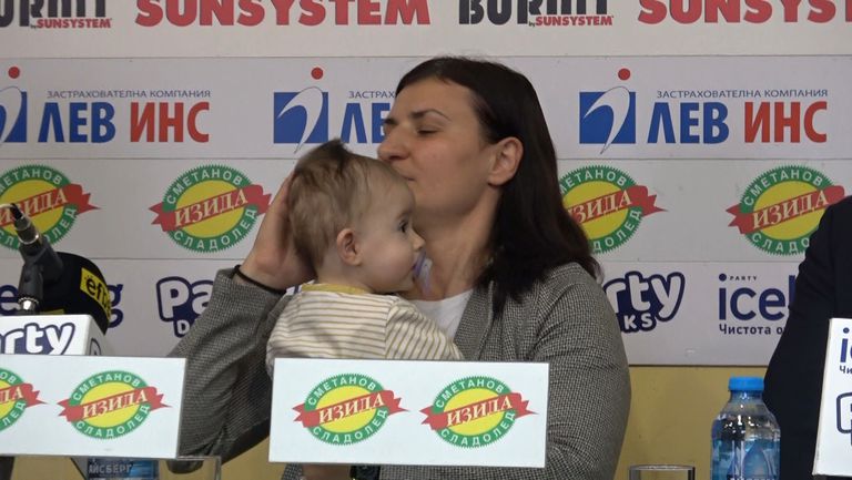 Стойка Кръстева с бебето на годишните награди на Локомотив Сф