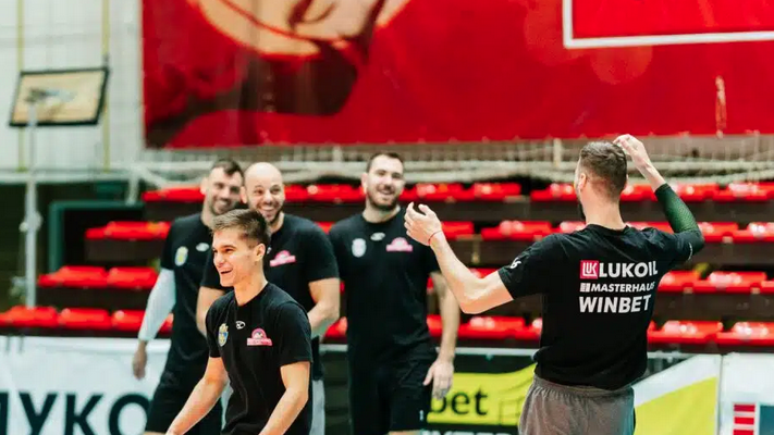 Нефтохимик тренира в пълен състав в София