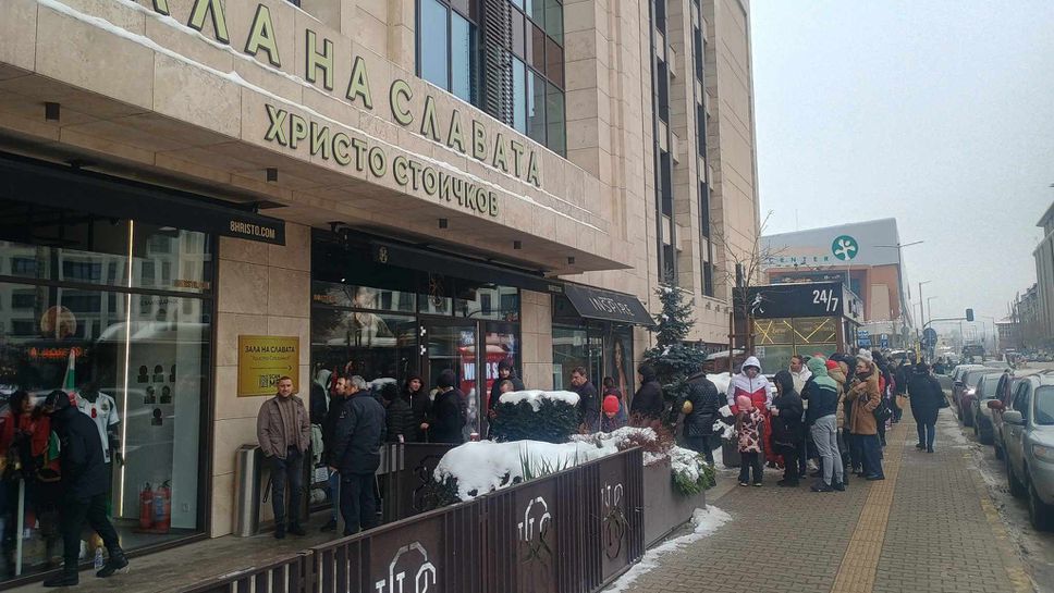 Голяма опашка от фенове се изви за лична среща с Христо Стоичков