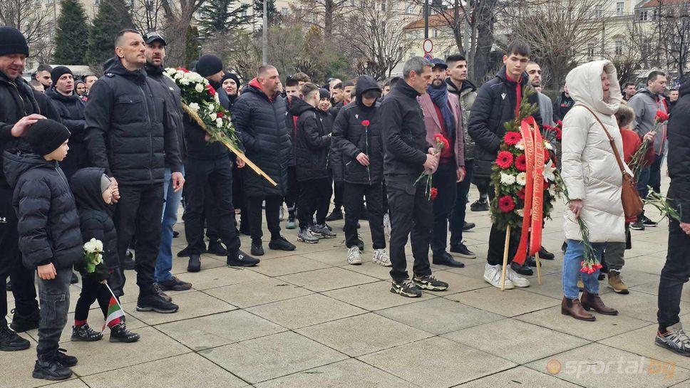 Червени фенове почетоха паметта на Апостола - тарторът на сектор "Г" и клубен шеф на първа линия