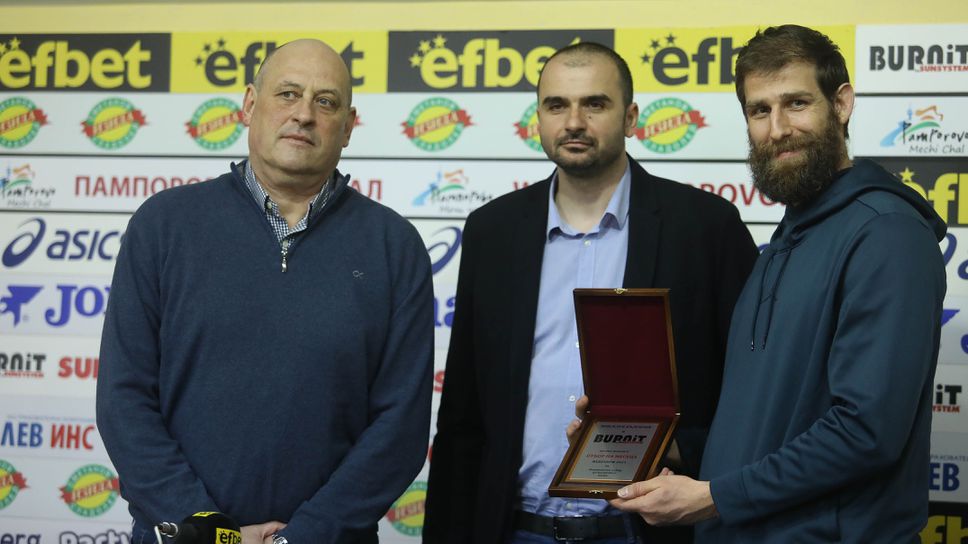 Награждаване на Росен Барчовски и националите по баскетбол за треньор и отбор на месеца