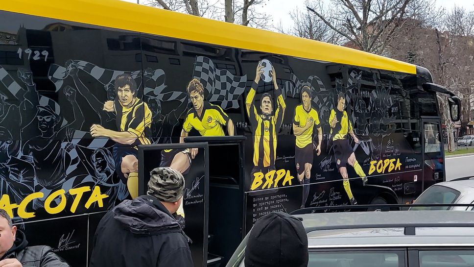 Ботев (Пловдив) пристигна на "Колежа" с новия си автобус