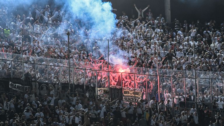  Феновете на Барса на митинг 