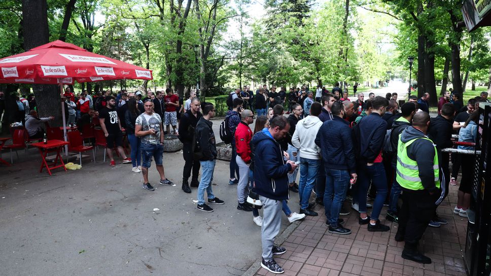 Опашка за билети пред касата на "Армията"