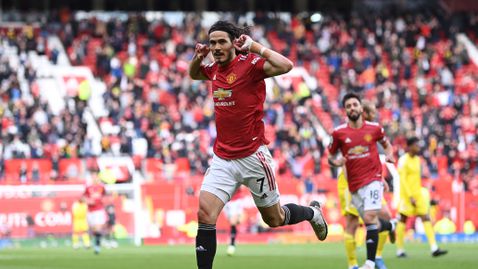 Шедьовър на Кавани не стигна на Юнайтед за първа победа пред феновете си