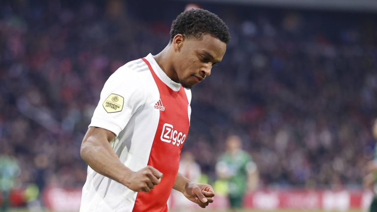  Манчестър Юнайтед към този момент договаря за първия състезател на Аякс, който Тен Хаг желае на 