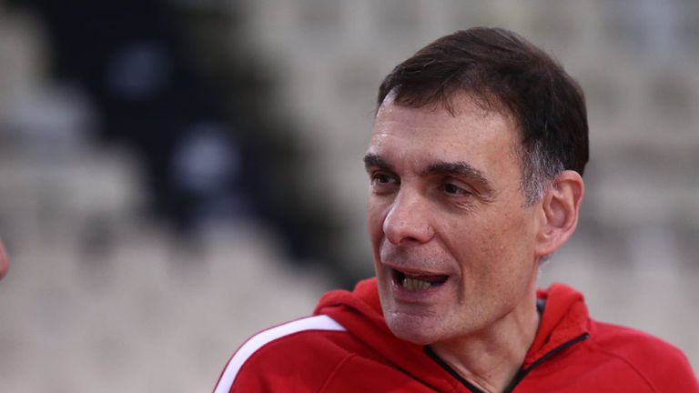 Старши треньорът на Олимпиакос Йоргос Барцокас празнува своя 58 и рожден