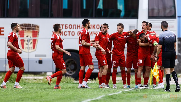 Полузащитникът на Чавдар (Етрополе) Панайот Пасков вкара първия гол в